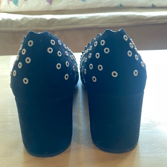 CHLOE SHOES GROMMET SCALLOPED BLACK SUEDE LEATHER LAUREN PUMPS. Size 37 - Picture 7 of 7